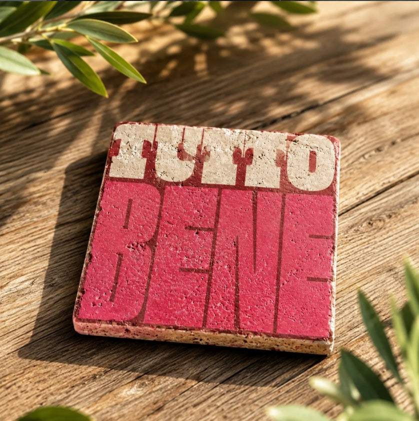 Kleines Kunstwerk „Tutto Bene" aus Travertin mit rot-weißer Typografie, handgefertigt von Candelae