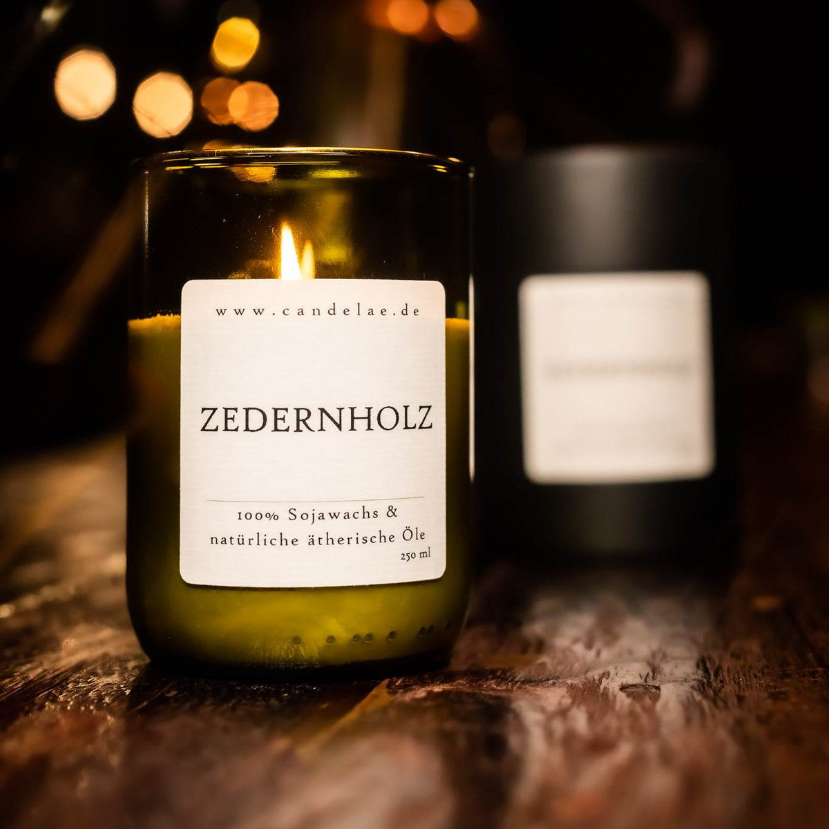 Zedernholz-Duftkerze in recyceltem Weinglas mit natürlichem, entspannendem Aroma aus ätherischem Zedernholzöl