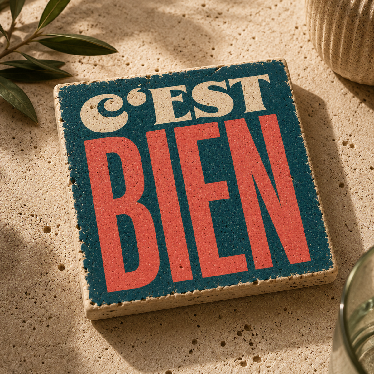 C'EST BIEN – Typografie-Kunstwerk auf Travertin, dekorative Naturstein-Kunstwerk mit Schriftzug