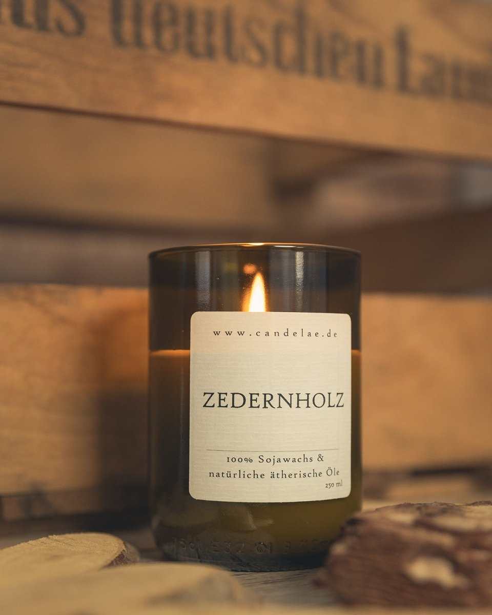 Ätherisches Zedernholzöl in handgefertigter Duftkerze für Aromatherapie und Entspannung