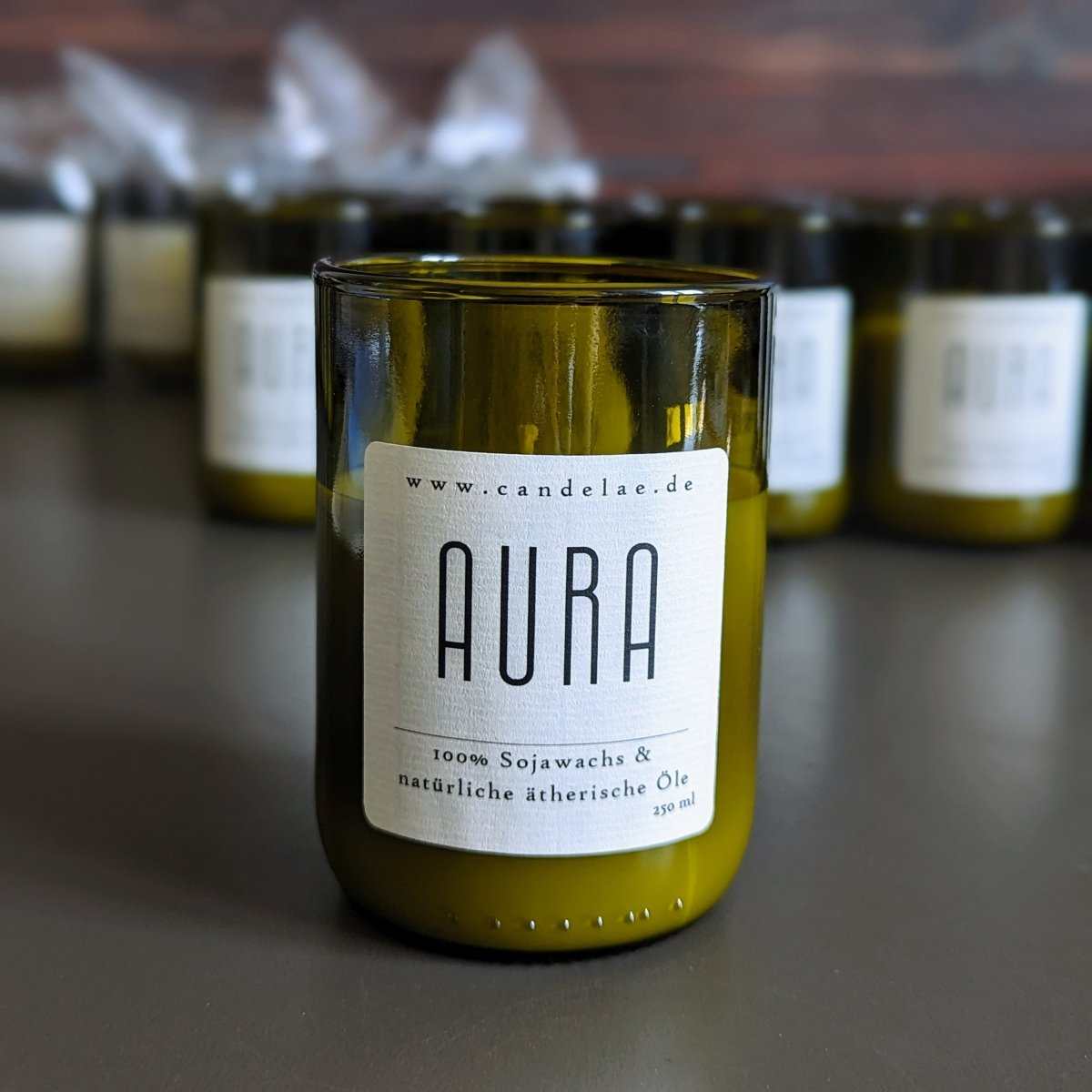AURA Duftkerze aus recyceltem Glas mit ätherischen Ölen für eine nachhaltige Wohlfühloase zuhause