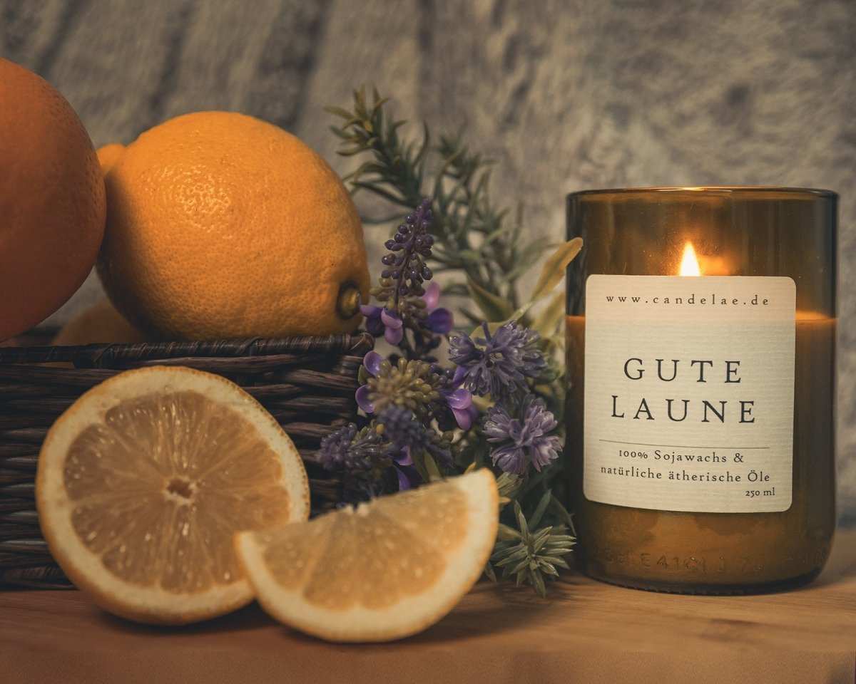 Gute Laune Duftkerze von Candelae mit frischem Citrus- und Blumenduft im handgefertigten Weinglas