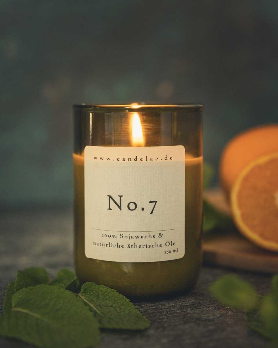 Candelae Duftkerze No.7 in handgefertigtem recyceltem Glas mit natürlichem Sojawachs und ätherischen Ölen für erfrischenden, belebenden Duft