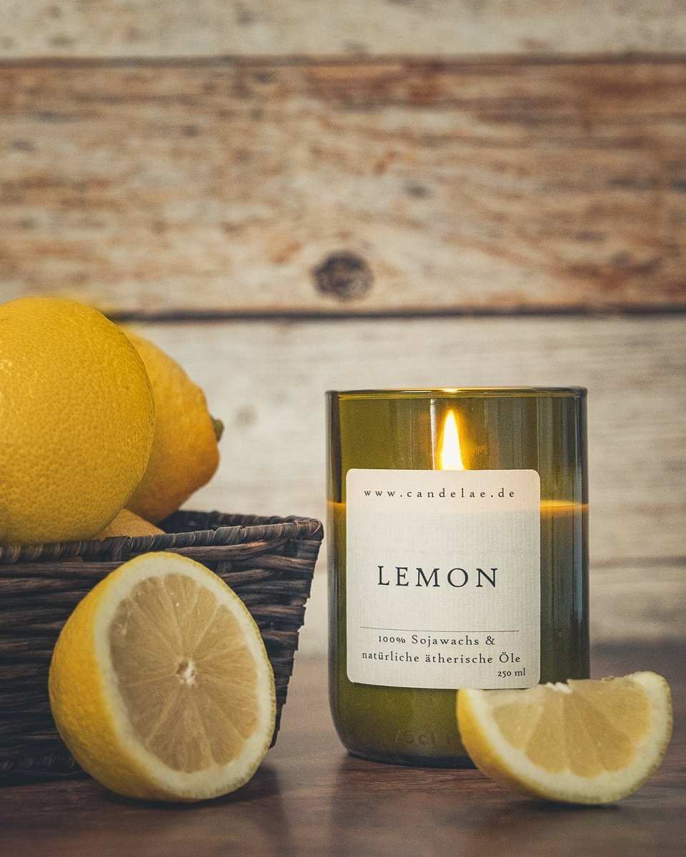 Candelae Lemon Duftkerze aus Sojawachs in recyceltem Weinflaschen-Glas mit ätherischem Zitronenöl
