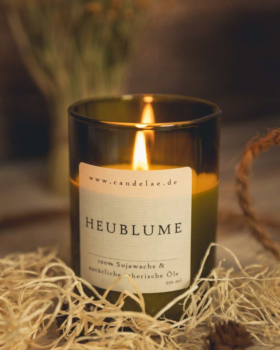 Nachhaltige Duftkerze Heublume von Candelae aus recycelter Weinflasche mit natürlichen ätherischen Ölen
