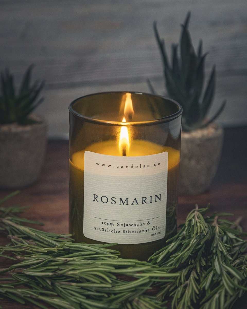 Candelae Duftkerze in alter Weinflasche mit belebendem Rosmarin Öl Aroma