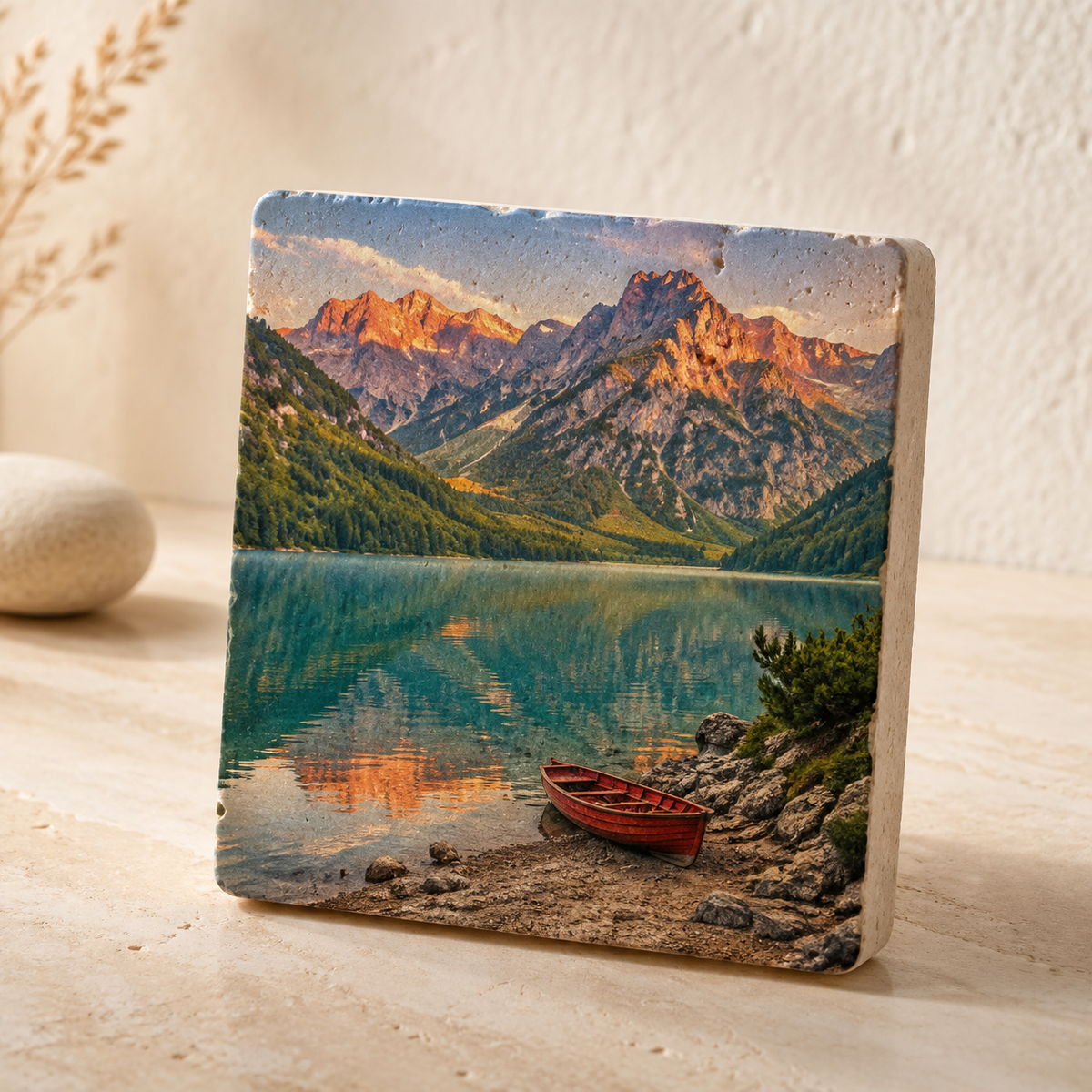 Beispielmotiv einer Berglandschaft mit See auf bedrucktem Travertin