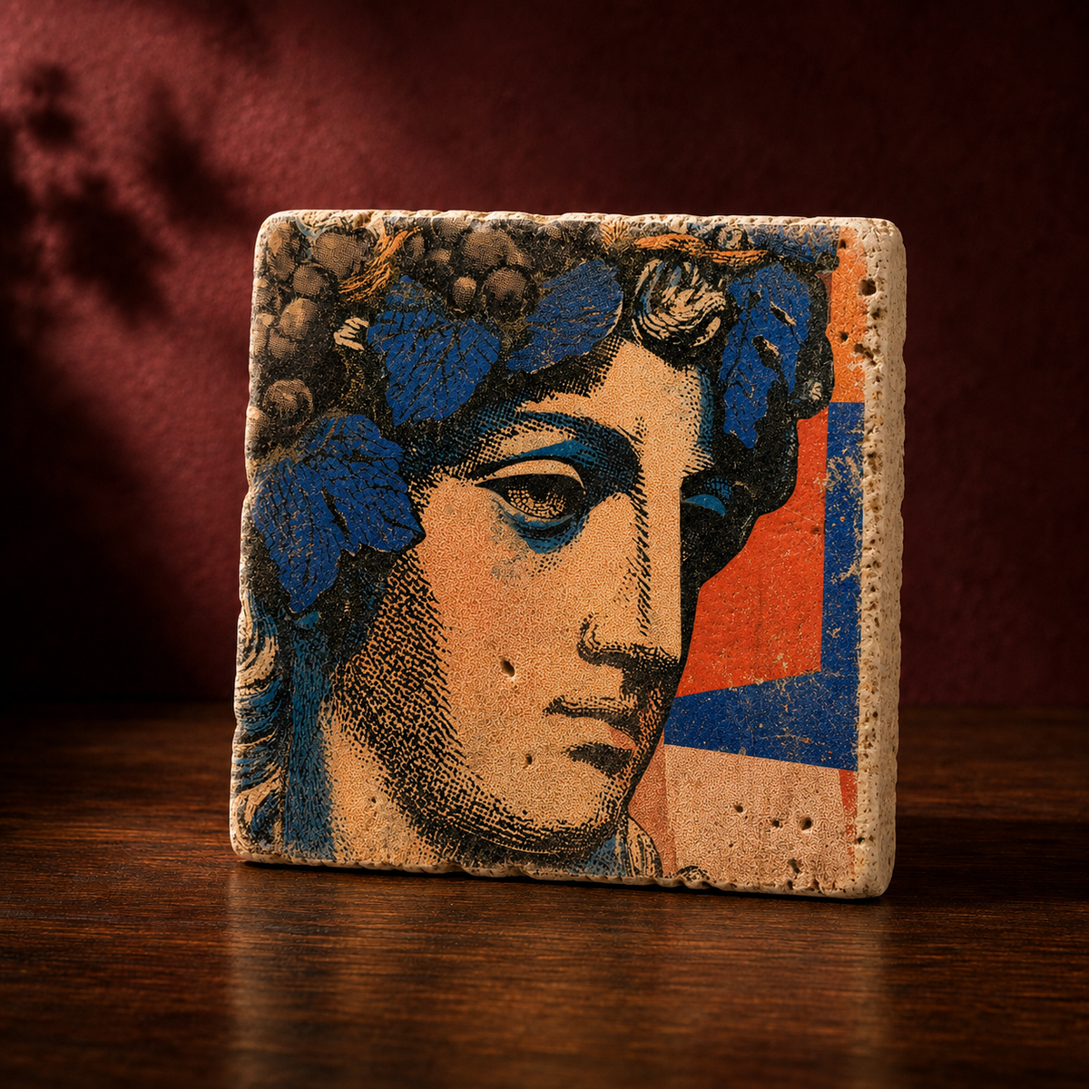 Bacchus – Kleines Kunstwerk aus Travertin mit modernem Pop-Art-Porträt, umrahmt von dunklen Trauben und blauen Weinblättern, UV-Direktdruck, 10x10 cm