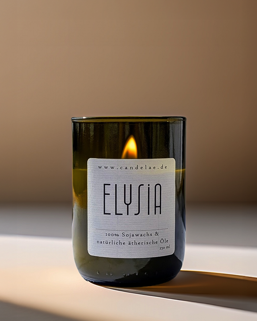 Elysia Duftkerze aus Sojawachs mit holzig-floralem Duftprofil