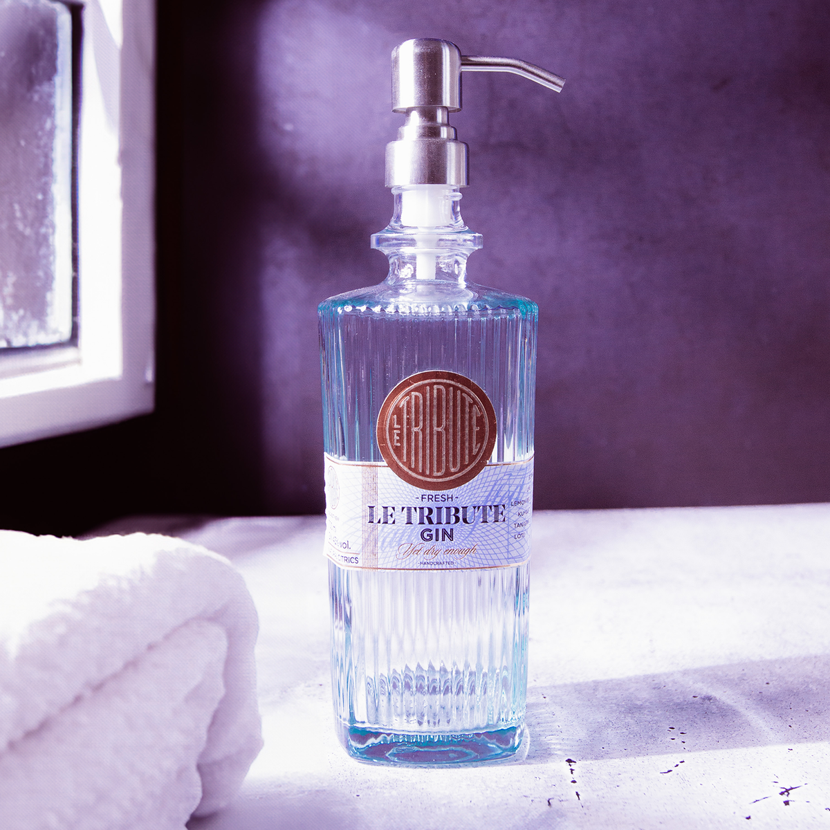 Le Tribute Gin Seifenspender aus upgecycleter Glasflasche mit matt schwarzem oder gebürstetem silbernem Pumpkopf