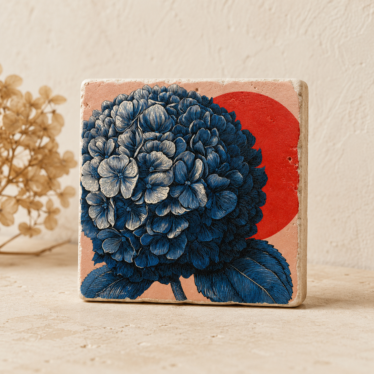 Hortensienpracht – Kleines Kunstwerk aus Travertin mit kobaltblauer Hortensienblüte vor korallrotem Farbkreis und pfirsichfarbenem Hintergrund, UV-Direktdruck, 10x10 cm