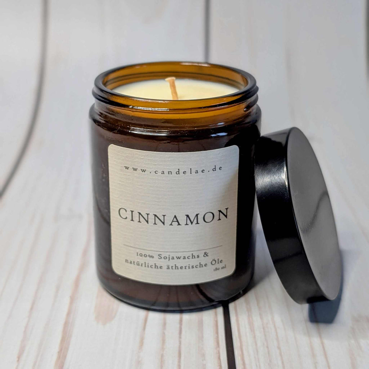 Cinnamon Outdoor Duftkerze mit Zimtrinde, weitere Ansicht