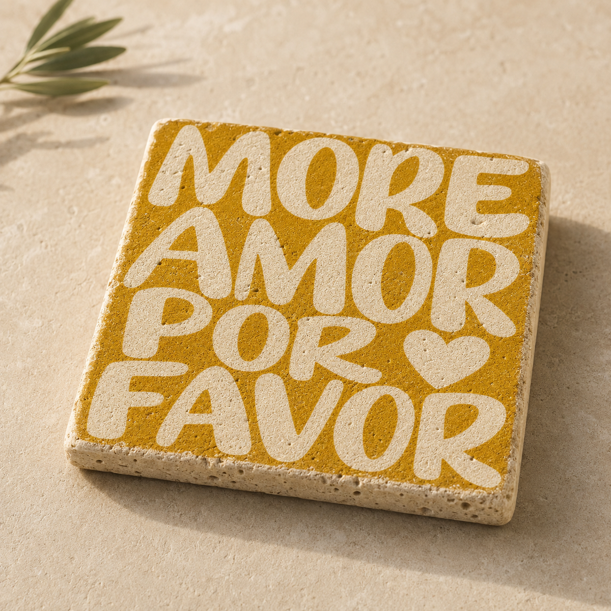 More Amor Por Favor auf echtem Travertin – Typografie und Naturstein Deko