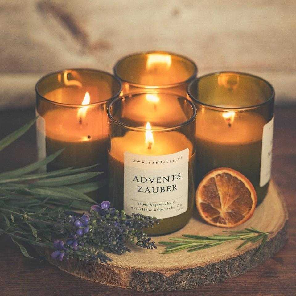 Adventszauber Duftkerze mit Zimt Zitrus und Holztönen