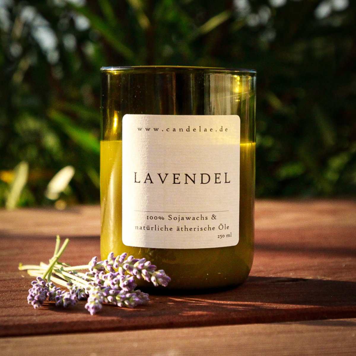 Lavendel Duftkerze im Weinflaschenglas